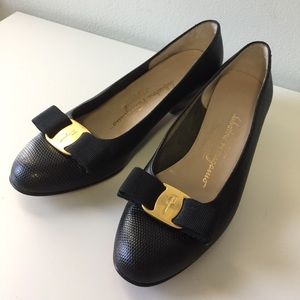 Ferragamo Vara Bow Pumps Size 6c
